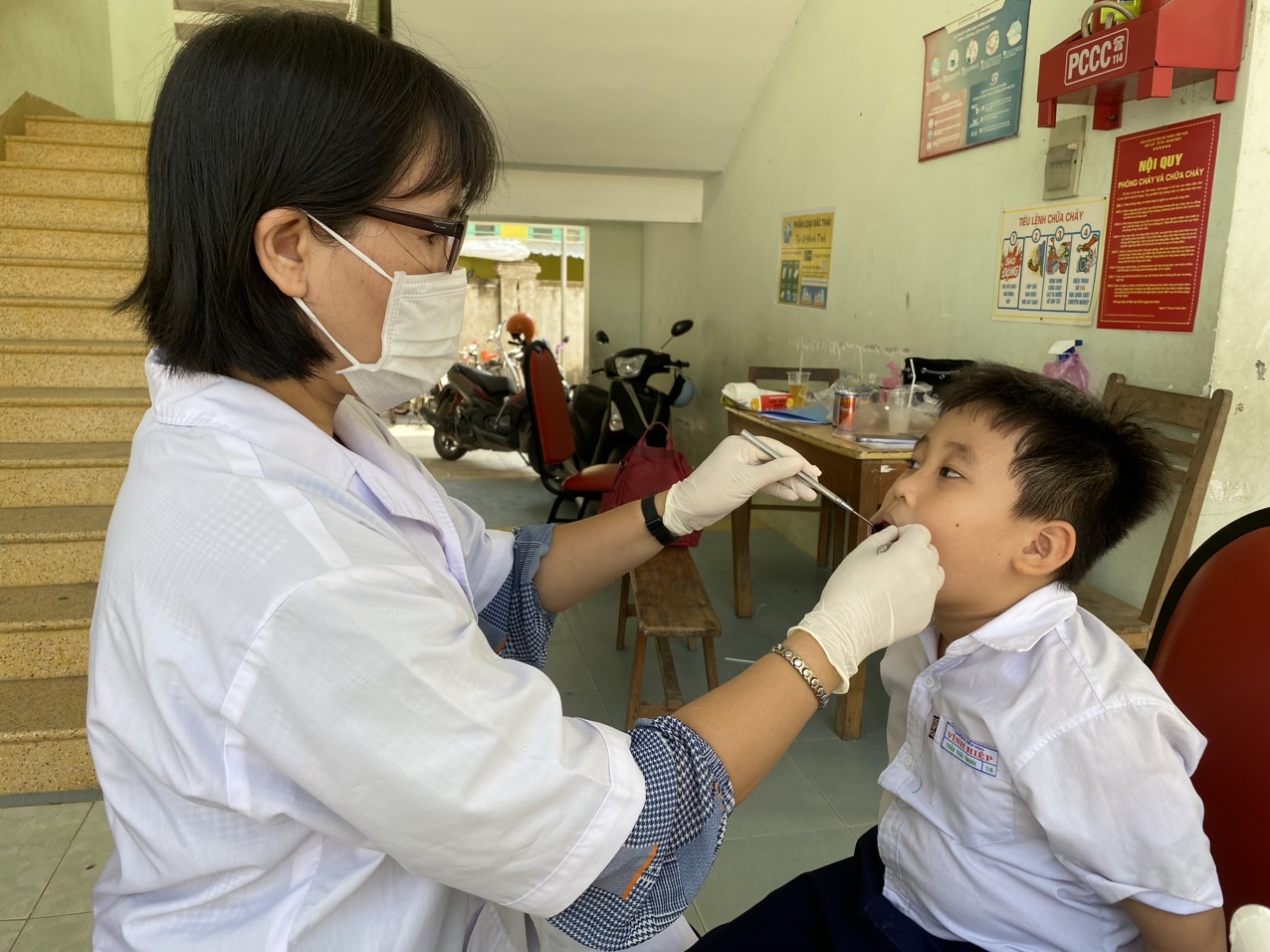 Khám răng cho gần 1.000 học sinh